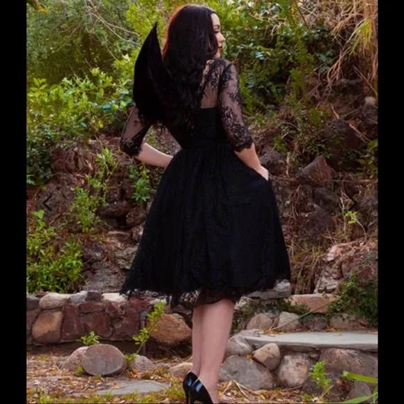 La Femme En Noir Mourning Dress in Black Lace NWT - Picture 4 of 9